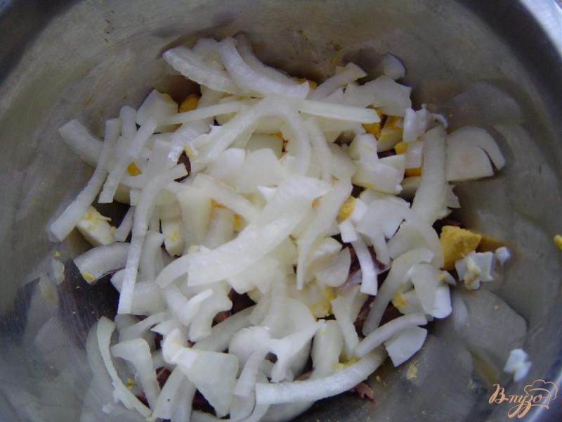 Фото приготовление рецепта: Салат из свинного сердца, яйцами и луком шаг №4