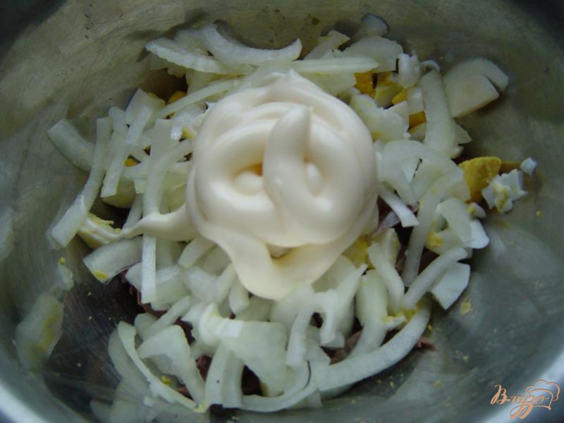 Фото приготовление рецепта: Салат из свинного сердца, яйцами и луком шаг №5