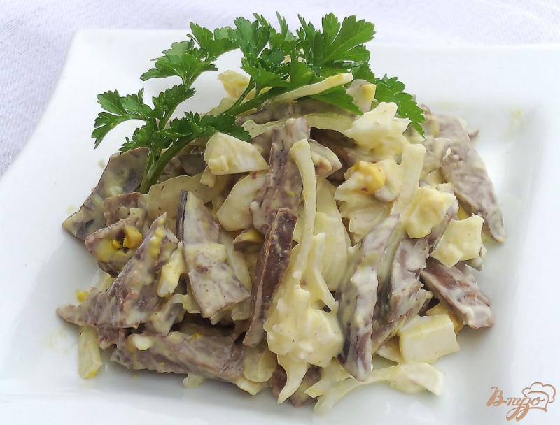 Фото приготовление рецепта: Салат из свинного сердца, яйцами и луком шаг №6