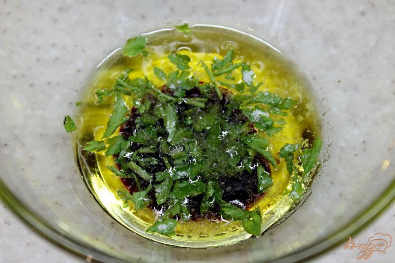 Фото приготовление рецепта: Салат из желтых помидоров с болгарским перцем и сыром шаг №5