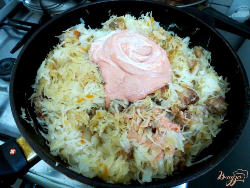 Фото приготовление рецепта: Капуста тушёная со свининой, томатом и сметаной шаг №7
