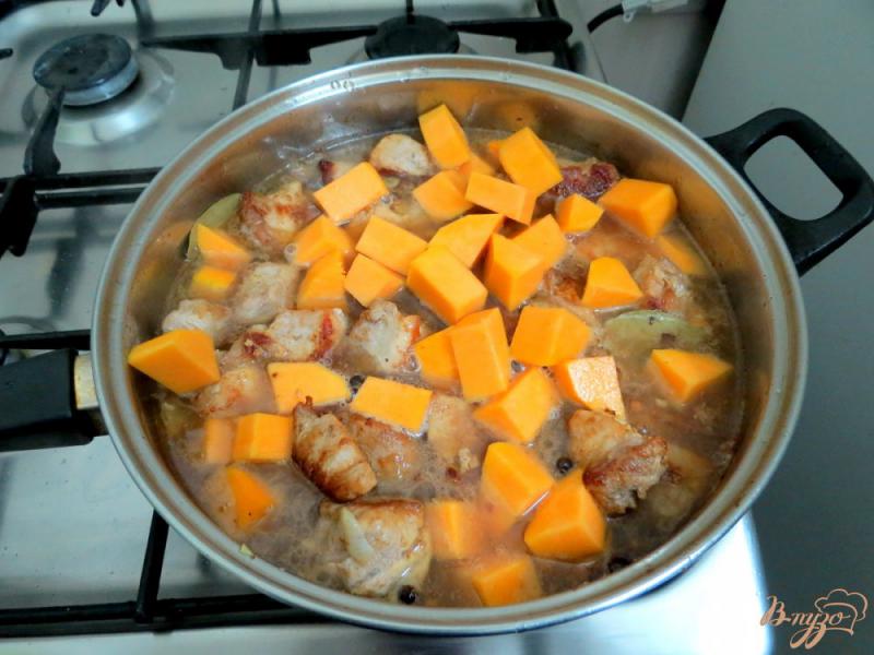Фото приготовление рецепта: Свинина пряная с тыквой, изюмом, перцем. шаг №2