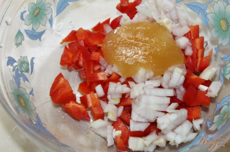 Фото приготовление рецепта: Соус с яблока, перца и имбиря шаг №3
