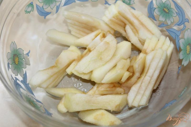 Фото приготовление рецепта: Салат с яблок, сельдерея и орехов с йогуртом шаг №2