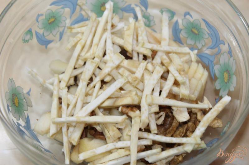 Фото приготовление рецепта: Салат с яблок, сельдерея и орехов с йогуртом шаг №3