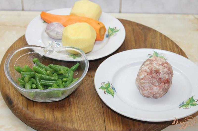 Фото приготовление рецепта: Суп с свиными фрикадельками и спаржевой фасолью шаг №1