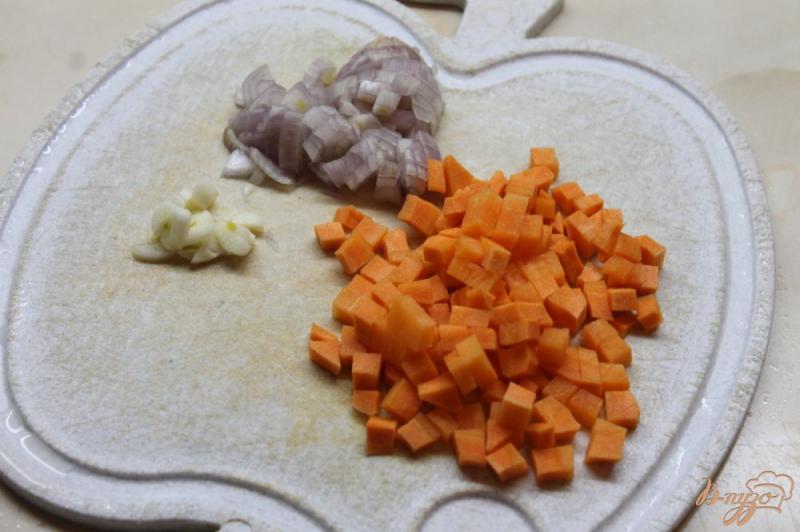 Фото приготовление рецепта: Суп с свиными фрикадельками и спаржевой фасолью шаг №3