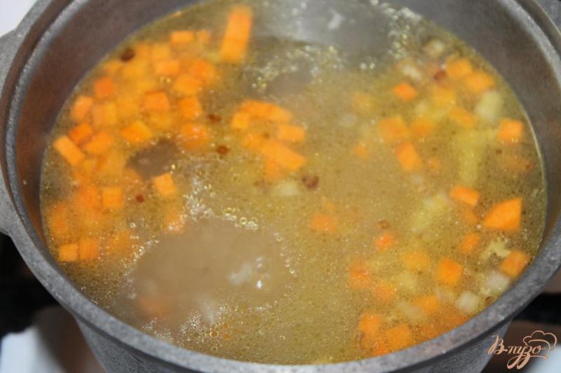 Фото приготовление рецепта: Суп с свиными фрикадельками и спаржевой фасолью шаг №5