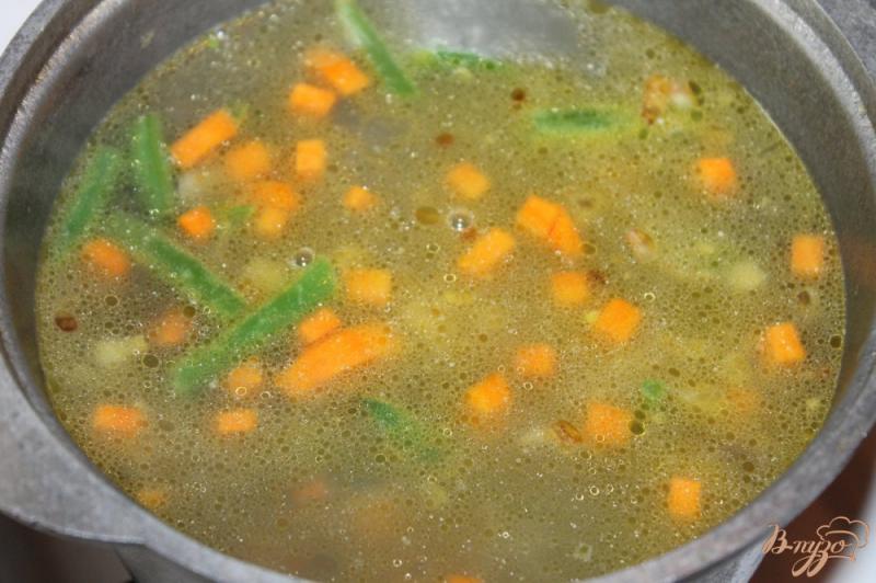 Фото приготовление рецепта: Суп с свиными фрикадельками и спаржевой фасолью шаг №6