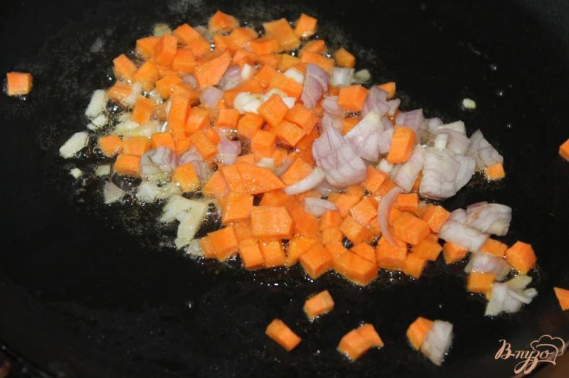 Фото приготовление рецепта: Суп с свиными фрикадельками и спаржевой фасолью шаг №4