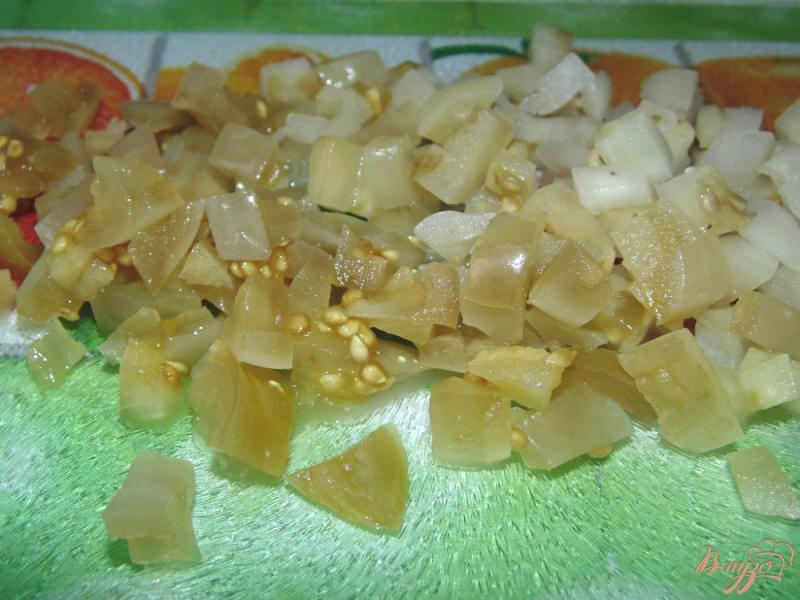 Фото приготовление рецепта: Салат с фасолью и квашенным помидором шаг №2