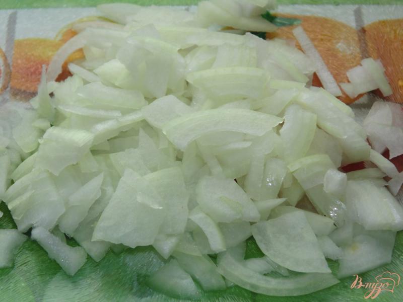 Фото приготовление рецепта: Салат с фасолью и квашенным помидором шаг №4