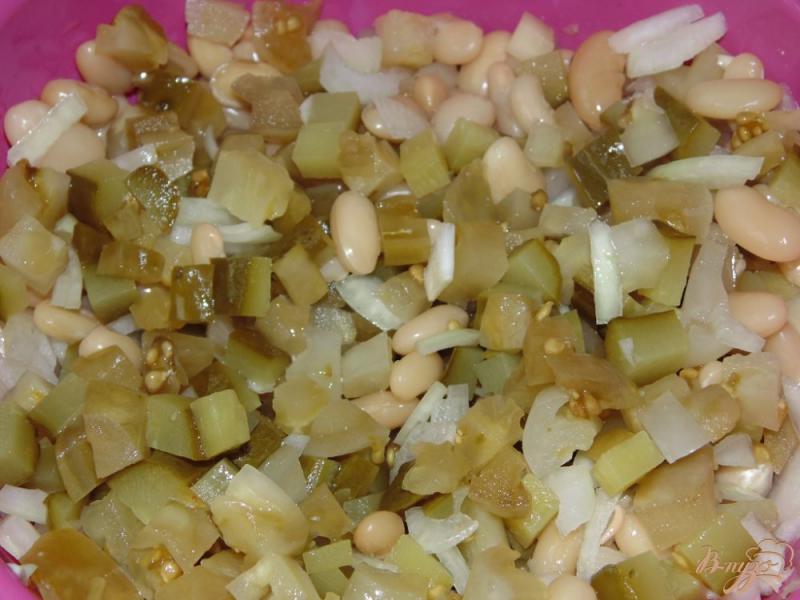 Фото приготовление рецепта: Салат с фасолью и квашенным помидором шаг №5