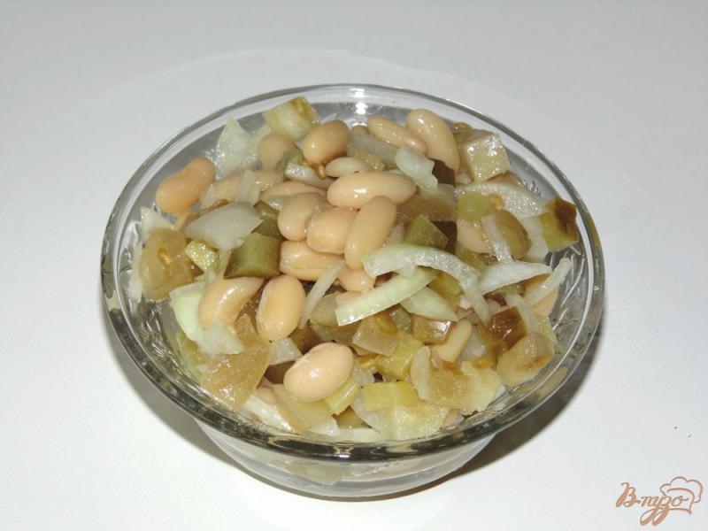 Фото приготовление рецепта: Салат с фасолью и квашенным помидором шаг №6