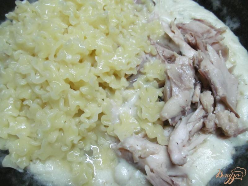 Фото приготовление рецепта: Курица под белым соусом шаг №6