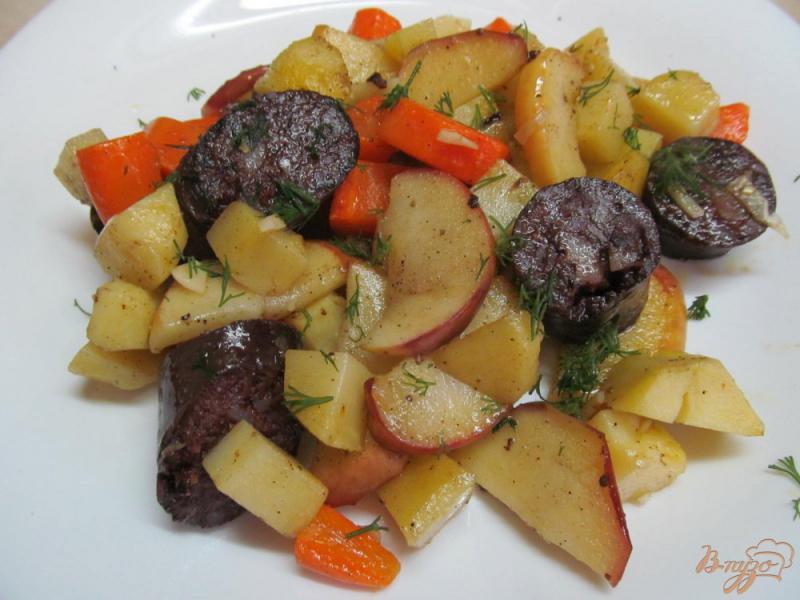 Фото приготовление рецепта: Салат из овощей с яблоком и кровяной колбасой шаг №5