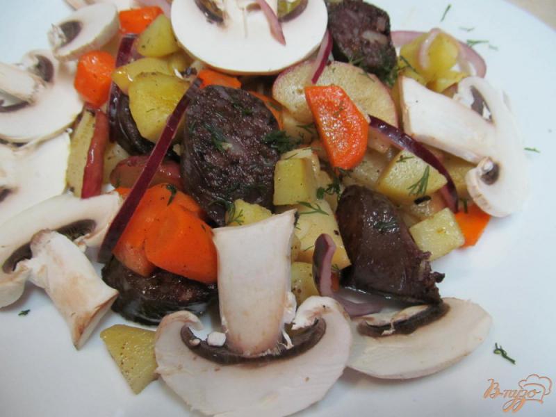 Фото приготовление рецепта: Салат из овощей с яблоком и кровяной колбасой шаг №6