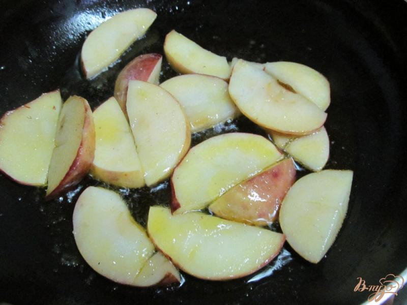 Фото приготовление рецепта: Салат из овощей с яблоком и кровяной колбасой шаг №2