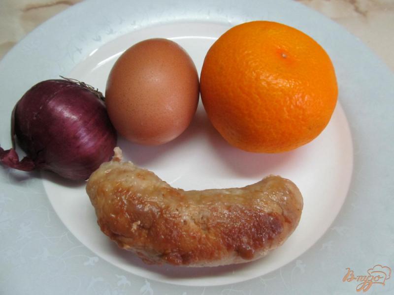 Фото приготовление рецепта: Салат из мандарина с куриной колбасой шаг №1