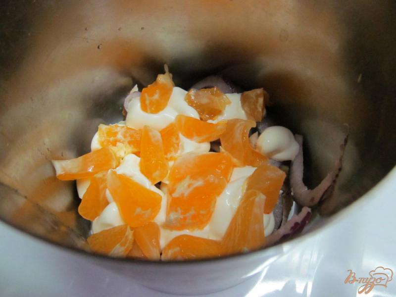 Фото приготовление рецепта: Салат из мандарина с куриной колбасой шаг №4