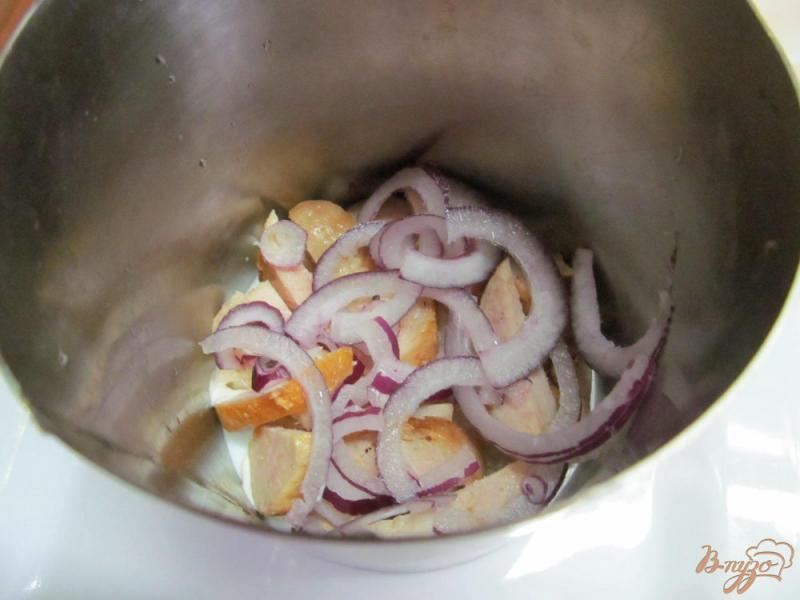 Фото приготовление рецепта: Салат из мандарина с куриной колбасой шаг №3