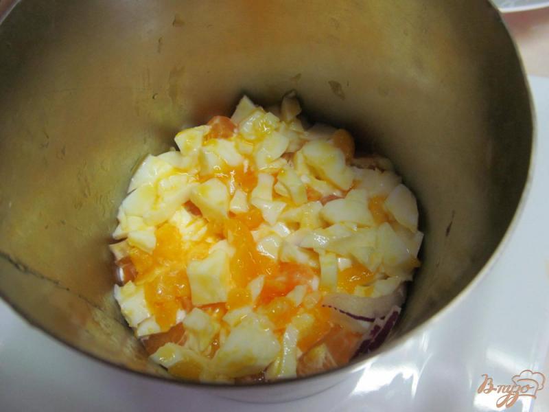 Фото приготовление рецепта: Салат из мандарина с куриной колбасой шаг №5