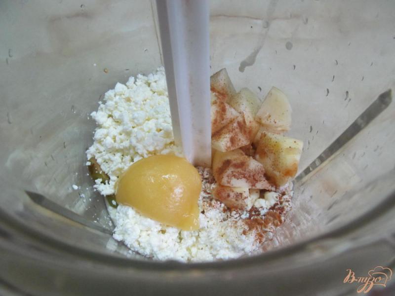 Фото приготовление рецепта: Слойки с начинкой из творога и яблока шаг №4