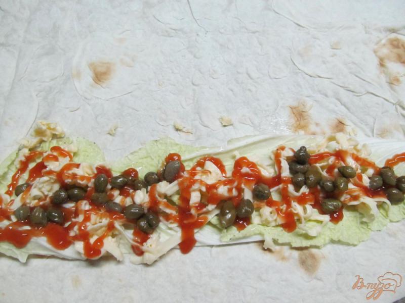 Фото приготовление рецепта: Лаваш фаршированный сосиской с каперсами и шампиньоном шаг №3