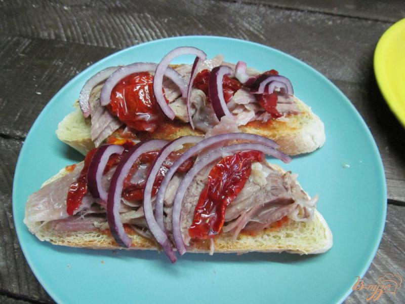 Фото приготовление рецепта: Бутерброд с рулькой и печеночным паштетом шаг №7