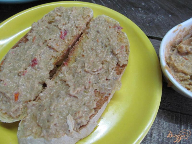 Фото приготовление рецепта: Бутерброд с рулькой и печеночным паштетом шаг №4