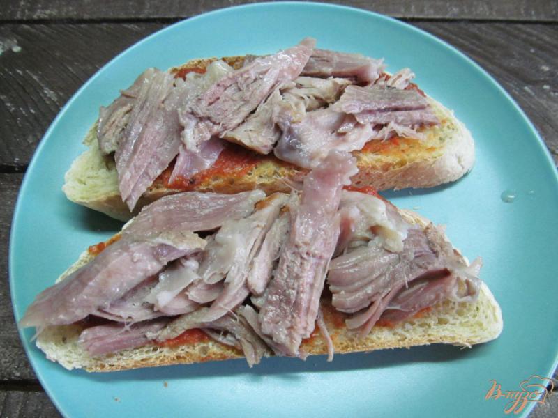 Фото приготовление рецепта: Бутерброд с рулькой и печеночным паштетом шаг №5