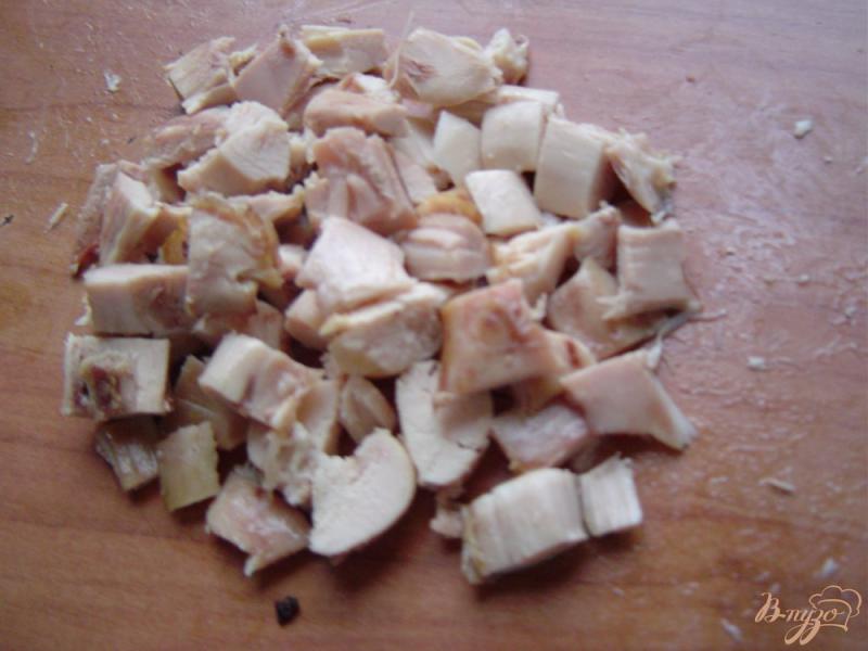Фото приготовление рецепта: Салат с курятиной, грибами,плавленным сыром и зеленым луком шаг №1
