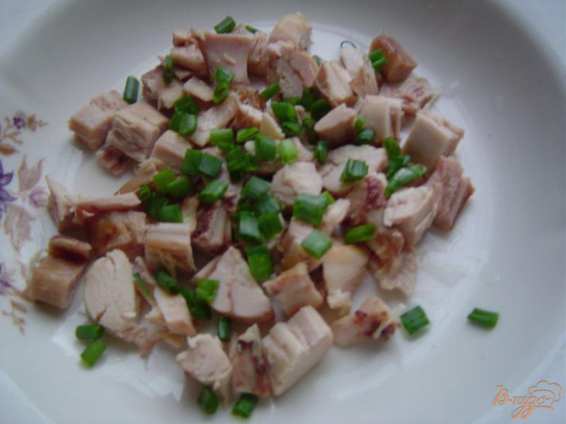 Фото приготовление рецепта: Салат с курятиной, грибами,плавленным сыром и зеленым луком шаг №3