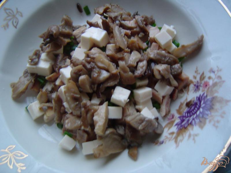 Фото приготовление рецепта: Салат с курятиной, грибами,плавленным сыром и зеленым луком шаг №4