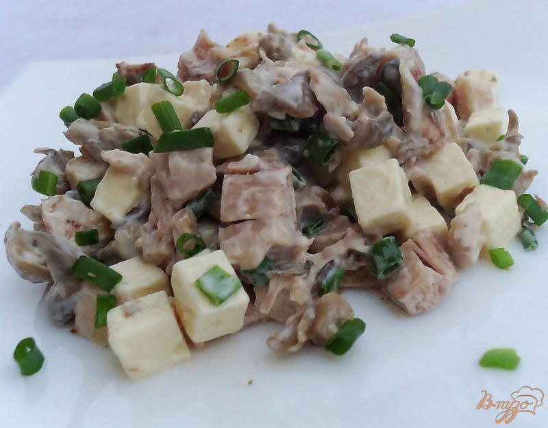 Фото приготовление рецепта: Салат с курятиной, грибами,плавленным сыром и зеленым луком шаг №5
