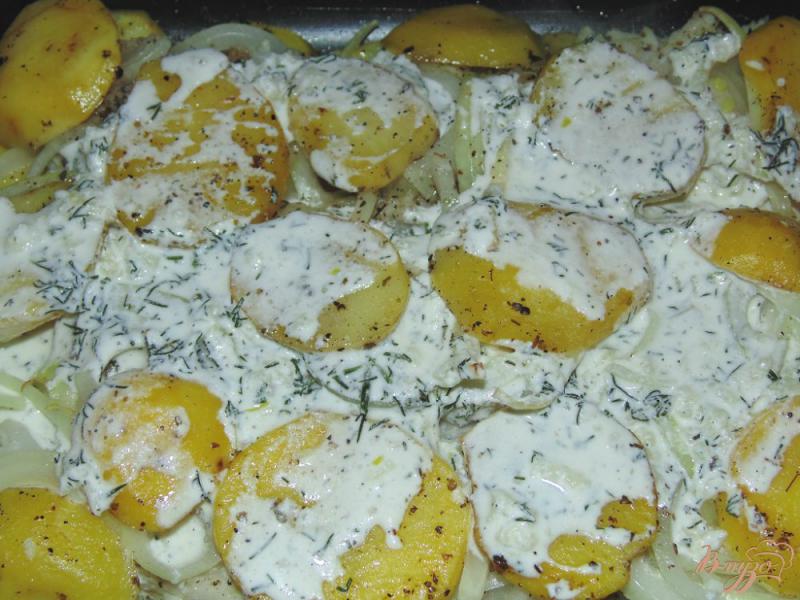 Фото приготовление рецепта: Хек запеченный в сметане с картофелем шаг №9