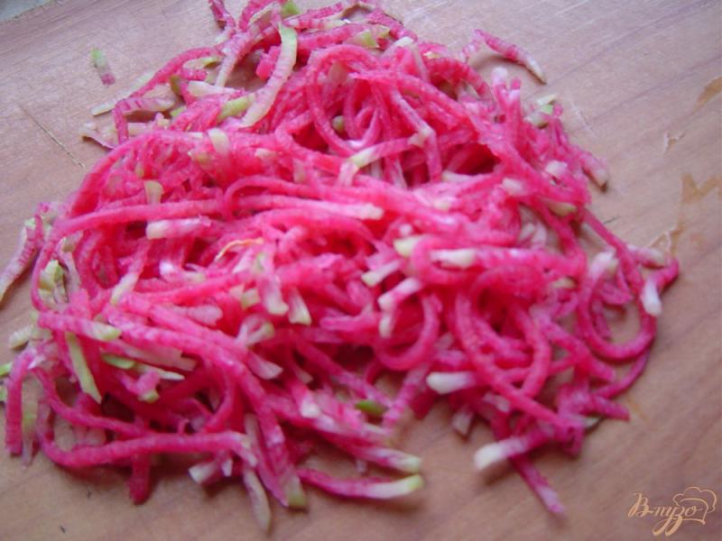 Фото приготовление рецепта: Слоеный салат с красной редькой,сердцем,луком и морковью шаг №1