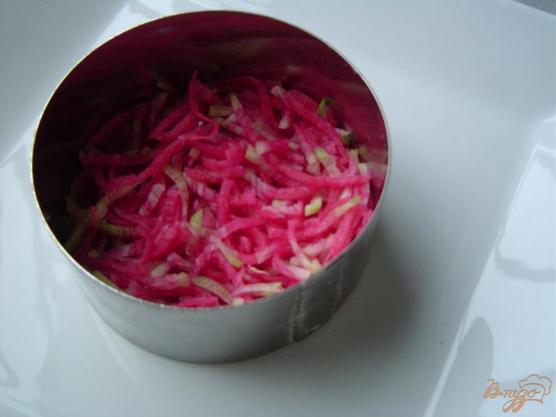 Фото приготовление рецепта: Слоеный салат с красной редькой,сердцем,луком и морковью шаг №2