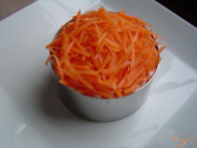 Фото приготовление рецепта: Слоеный салат с красной редькой,сердцем,луком и морковью шаг №5