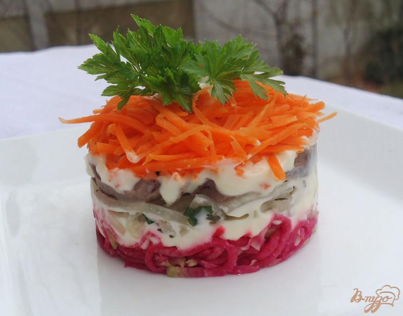 Фото приготовление рецепта: Слоеный салат с красной редькой,сердцем,луком и морковью шаг №6
