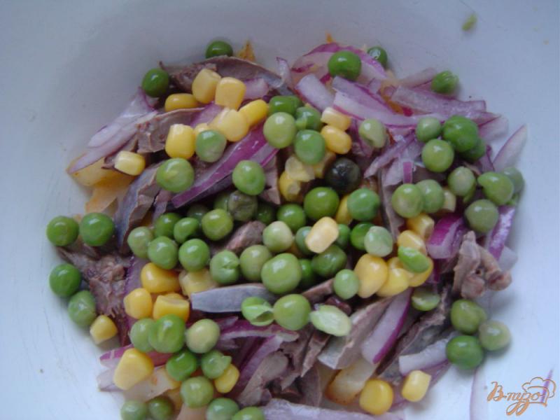 Фото приготовление рецепта: Салат с жареным картофелем, сердцем, горохом и кукурузой шаг №3