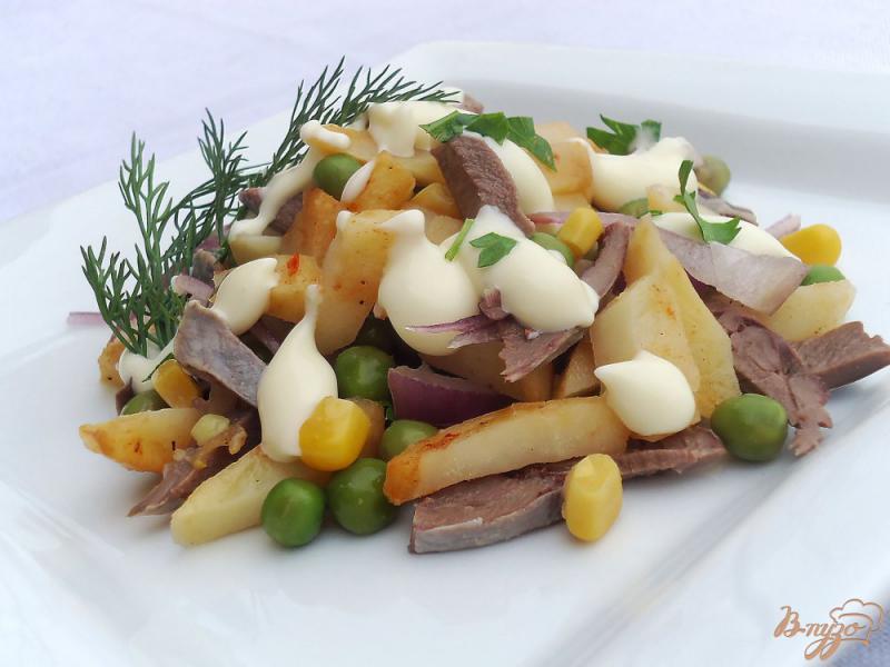 Фото приготовление рецепта: Салат с жареным картофелем, сердцем, горохом и кукурузой шаг №4
