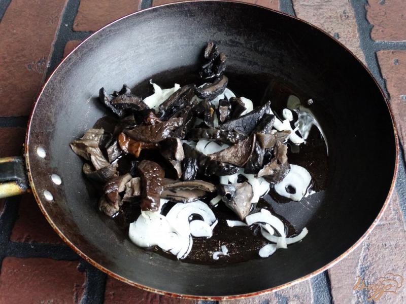 Фото приготовление рецепта: Кускус с соусом из лесных грибов шаг №7
