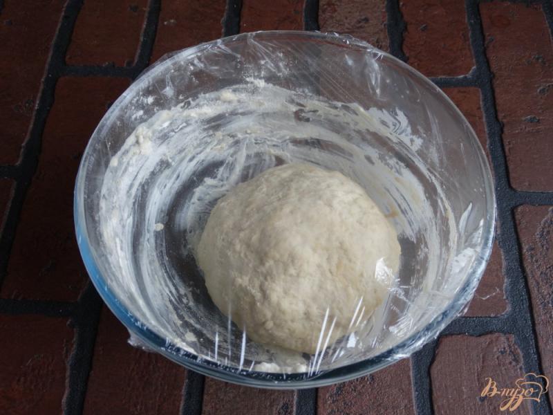Фото приготовление рецепта: Тесто для пиццы на майонезе шаг №4