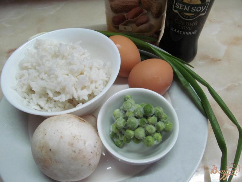 Фото приготовление рецепта: Жаренный рис по-китайски шаг №1