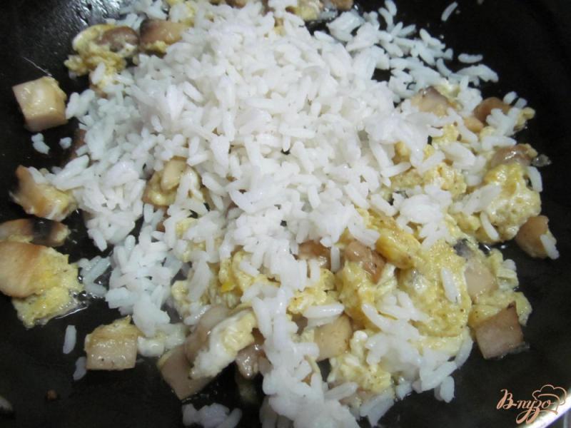 Фото приготовление рецепта: Жаренный рис по-китайски шаг №5