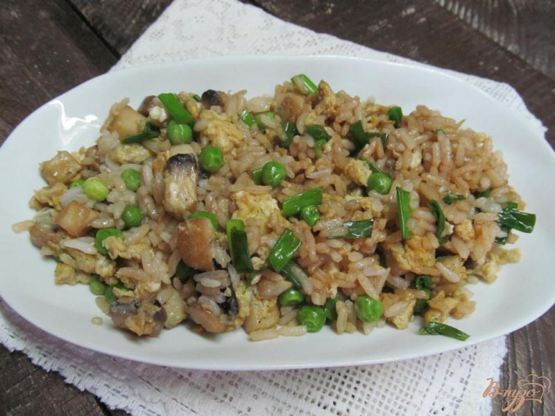 Фото приготовление рецепта: Жаренный рис по-китайски шаг №8
