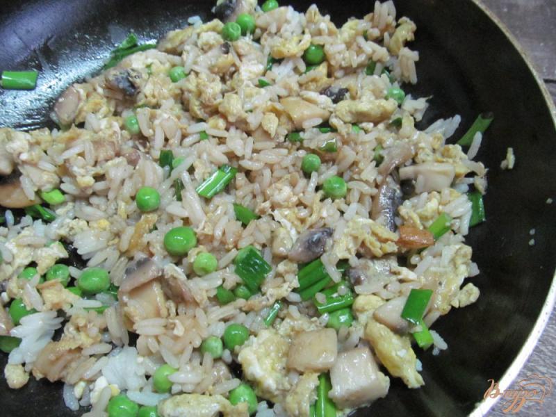 Фото приготовление рецепта: Жаренный рис по-китайски шаг №7
