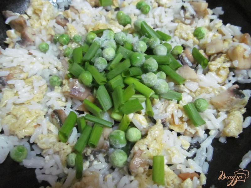 Фото приготовление рецепта: Жаренный рис по-китайски шаг №6