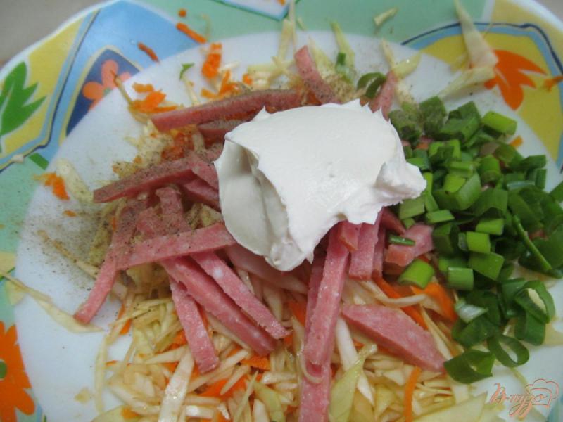 Фото приготовление рецепта: Салат из капусты с тыквой и салями шаг №4